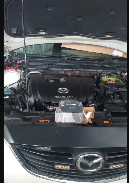 Ruang mesin Mazda setelah pemeriksaan dan perawatan