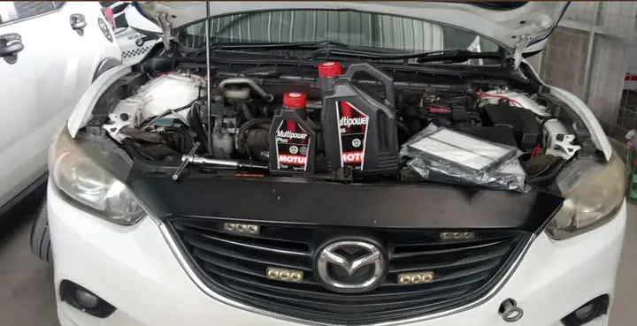 Servis oli dan penggantian filter pada kendaraan Mazda